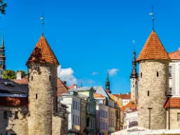 Brama Viru, wejście do średniowiecznego starego miasta w Tallinnie, Estonia, z charakterystycznymi wieżami Brama Viru, wejście do średniowiecznego starego miasta w Tallinnie, Estonia, z charakterystycznymi wieżami