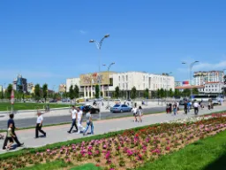 Centralny plac Skanderbega w Tiranie z Narodowym Muzeum Historycznym i tle Centralny plac Skanderbega w Tiranie z Narodowym Muzeum Historycznym i tle