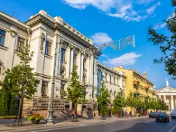 Ulica Gedimino w Wilnie – elegancka główna ulica z zabytkowymi budynkami, sklepami i widokiem na katedrę Ulica Gedimino w Wilnie – elegancka główna ulica z zabytkowymi budynkami, sklepami i widokiem na katedrę