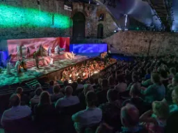 Barwne spotkanie średniowiecznych murów z nowoczesną sztuką sceniczną Barwne spotkanie średniowiecznych murów z nowoczesną sztuką sceniczną