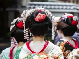 Piękne gejsze w drogich kimonach Piękne gejsze w drogich kimonach