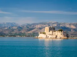 Twierdza Bourtzi w Nafplio - zbudowana w 1473 roku. Twierdza Bourtzi w Nafplio - zbudowana w 1473 roku.