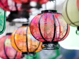 Kolorowe lampiony, które podczas Święta Lampionów symbolizują nadzieję, światło i szczęście