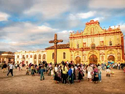 Plac 31 de Marzo z katedrą San Cristóbal w tle Plac 31 de Marzo z katedrą San Cristóbal w tle