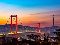 Most Męczenników 15 lipca rozświetla Bosfor i łączy Europę z Azją w sercu Stambułu