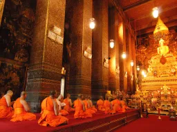 Mnisi modlący się przed Złotym Buddą w świątyni Wat Pho, Bangkok Mnisi modlący się przed Złotym Buddą w świątyni Wat Pho, Bangkok