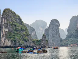 Małe łodzie w zatoce Halong Małe łodzie w zatoce Halong