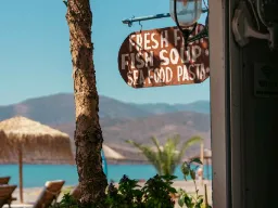 Restauracja rybna przy nadmorskiej promenadzie w Itei Restauracja rybna przy nadmorskiej promenadzie w Itei