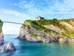 The Island, Newquay – wyjątkowy dom na skalistej wyspie połączonej z lądem wiszącym mostem The Island, Newquay – wyjątkowy dom na skalistej wyspie połączonej z lądem wiszącym mostem