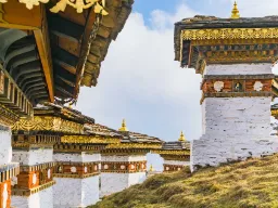 Przełęcz Dochula jest znana z 108 "stup", zbudowanych na cześć poległych bhutańskich żołnierzy Przełęcz Dochula jest znana z 108 "stup", zbudowanych na cześć poległych bhutańskich żołnierzy