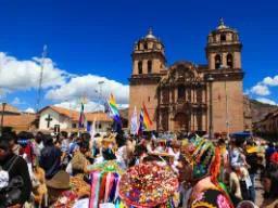 Tradycyjne święto w Cusco z kolorami i muzyką Tradycyjne święto w Cusco z kolorami i muzyką