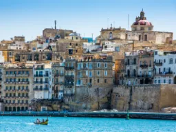 Widok na Vittoriosa z portu w Valletcie Widok na Vittoriosa z portu w Valletcie