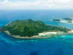 Z góry Seszele ukazują swoje magiczne krajobrazy – bujne wyspy, krystalicznie czyste laguny i kolorowe rafy