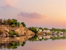 Klimatyczne ujęcie łodzi felukka na tle zachodu słońca w rejonie Asuanu Klimatyczne ujęcie łodzi felukka na tle zachodu słońca w rejonie Asuanu