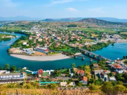 Szkodra, Albania – jedno z najstarszych miast, malowniczo położone u zbiegu rzek Buna, Drin i Kir Szkodra, Albania – jedno z najstarszych miast, malowniczo położone u zbiegu rzek Buna, Drin i Kir