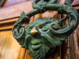 Kołatka – charakterystyczny i artystyczny element maltańskich zabytkowych domów Kołatka – charakterystyczny i artystyczny element maltańskich zabytkowych domów