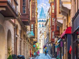 Urokliwa ulica w Beyoğlu z Wieżą Galata górującą w tle