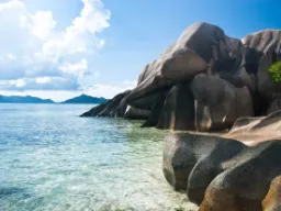 Błękitne niebo, turkusowe morze i dziwne klify