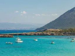 Blue Lagoon na półwyspie Akamas z krystalicznie czystą, turkusową wodą