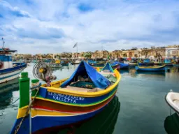 Kolorowe łodzie rybackie w porcie Marsaxlokk