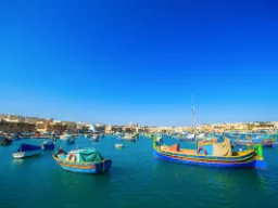 Marsaxlokk słynie ze swoich łodzi rybackich Marsaxlokk słynie ze swoich łodzi rybackich