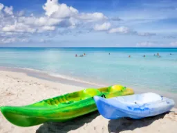 Niebo i morze oraz kajaki gotowe do użycia na plaży Varadero Niebo i morze oraz kajaki gotowe do użycia na plaży Varadero