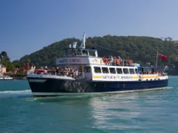 Łódź turystyczna na rzece Dart Łódź turystyczna na rzece Dart