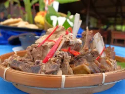 Khorkhog – tradycyjne mongolskie danie z baraniny przygotowane na gorących kamieniach