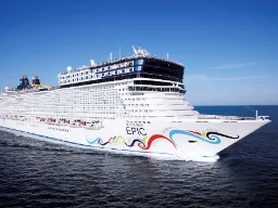 Statek wycieczkowy Norwegian Epic może pomieścić około 4 000 pasażerów i 1 700 członków załogi Statek wycieczkowy Norwegian Epic może pomieścić około 4 000 pasażerów i 1 700 członków załogi