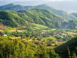 Elbasan, Albania – historyczne miasto znane z osmańskiej twierdzy, starych meczetów i bogatego dziedzictwa kulturowego