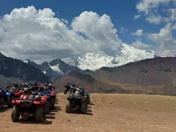 Przygoda w Andach – gotowi na przejażdżkę ATV z widokiem na ośnieżone góry w Peru Przygoda w Andach – gotowi na przejażdżkę ATV z widokiem na ośnieżone góry w Peru