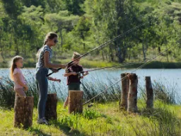 Dzieci łowią ryby w rzece Dzieci łowią ryby w rzece