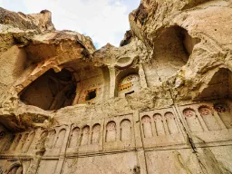 Wykuty w skale kościół z bizantyjskimi zdobieniami w Kapadocji