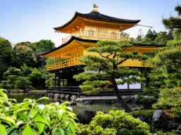 Den berömda Gyllene paviljongen i Kyoto