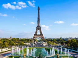 Wieża Eiffla została zbudowana w latach 1887–1889 i ma 380 metrów wysokości – z anteną Wieża Eiffla została zbudowana w latach 1887–1889 i ma 380 metrów wysokości – z anteną