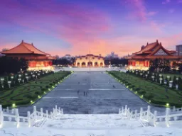 Plac Wolności przed Bramą Wolności z Teatrem Narodowym po lewej i Narodową Salą Koncertową po prawej Plac Wolności przed Bramą Wolności z Teatrem Narodowym po lewej i Narodową Salą Koncertową po prawej