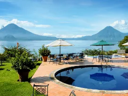 Basen przy Hotelu Atitlán z widokiem na wulkany Basen przy Hotelu Atitlán z widokiem na wulkany
