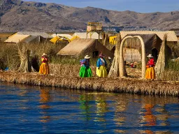 Pływające trzcinowe wyspy na jeziorze Titicaca – dom ludu Uros Pływające trzcinowe wyspy na jeziorze Titicaca – dom ludu Uros