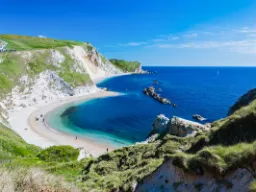 Man O’ War Bay – spektakularna zatoka na Jurassic Coast z krystalicznie czystą wodą i dramatycznymi klifami Man O’ War Bay – spektakularna zatoka na Jurassic Coast z krystalicznie czystą wodą i dramatycznymi klifami
