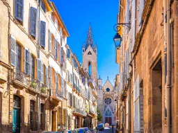 Ujęcie uliczne z katedrą Saint-Sauveur w Aix-en-Provence