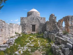 Ruiny klasztoru Panagia tou Sinti, jednego z najważniejszych, ale też najbardziej odległych klasztorów na Cyprze