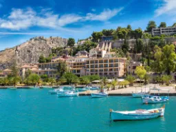 Obszar portowy w Nafplio z twierdzą Palamidi w tle Obszar portowy w Nafplio z twierdzą Palamidi w tle