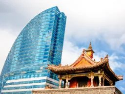 Świątynia buddyjska i Blue Sky Tower obok siebie w Ułan Bator, Mongolia Świątynia buddyjska i Blue Sky Tower obok siebie w Ułan Bator, Mongolia