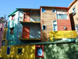 Kolorowe blaszane budynki w dzielnicy La Boca w Buenos Aires, gdzie idol Maradona rozpoczął karierę piłkarską