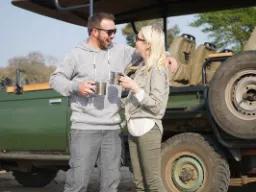 Przyjemna chwila przy jeepie