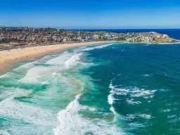 Bondi Beach – znana z dobrych fal do surfowania i złotych plaż Bondi Beach – znana z dobrych fal do surfowania i złotych plaż