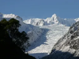 Lodowiec Franz Josef ma około 12 km długości Lodowiec Franz Josef ma około 12 km długości