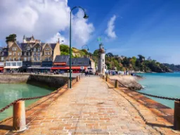 Urocze miasteczko portowe Cancale w Bretanii – znane jako "stolica ostryg" Urocze miasteczko portowe Cancale w Bretanii – znane jako "stolica ostryg"