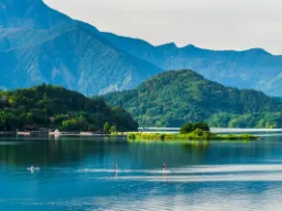 Wschód słońca nad Jeziorem Słońca i Księżyca Wschód słońca nad Jeziorem Słońca i Księżyca