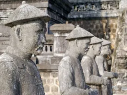 Duże kamienne figury przy mauzoleum cesarza Khai Dihna - Hué Duże kamienne figury przy mauzoleum cesarza Khai Dihna - Hué